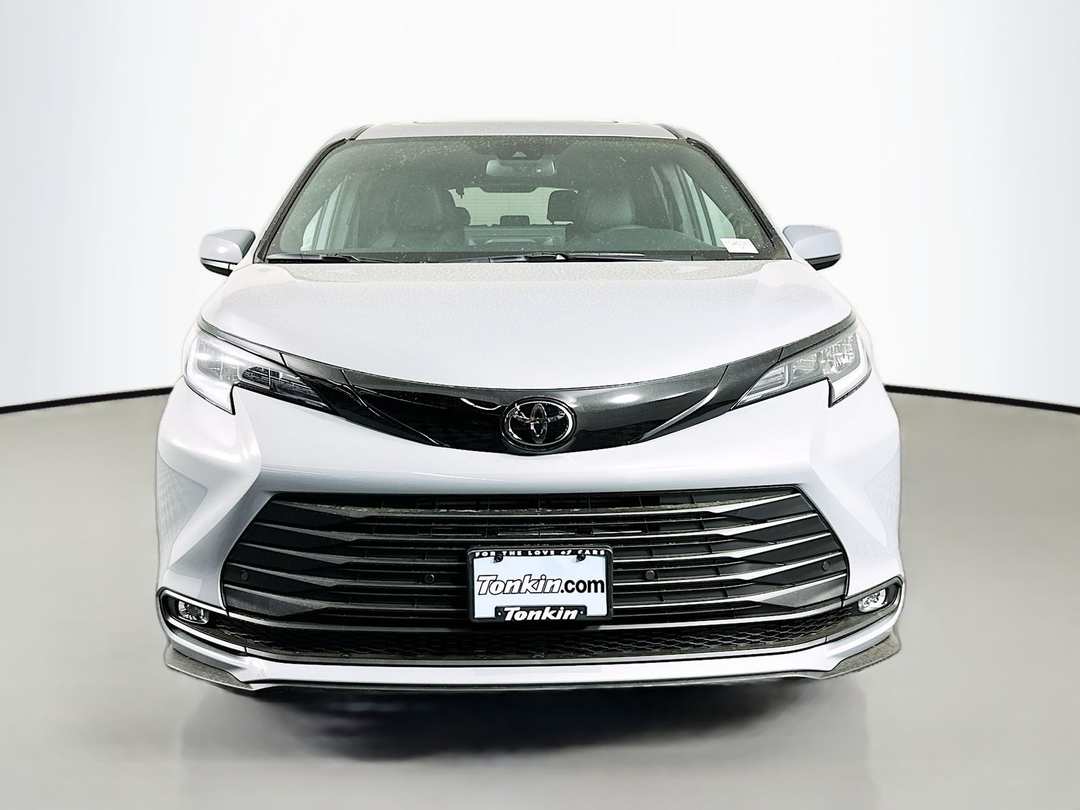 2026 Toyota Sienna Woodland Edition - Image 2